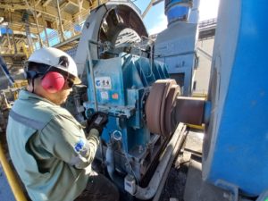 “Equipo de diagnóstico realizando análisis de vibraciones en un motor eléctrico para identificar y corregir desequilibrios.”